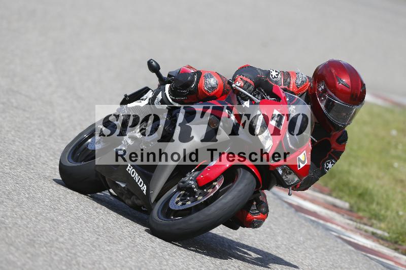 /Archiv-2025/09 22.04.2025 Cornu Master School ADR/rot-rouge/42